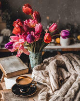 Крепкий кофе и букет тюльпанов